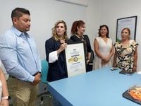 Ayer se entregó el distintivo a representantes del Hospital Grinker del municipio de Torreón. (CORTESÍA)