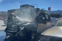 Imagen Se incendia camioneta en estacionamiento de plaza comercial de Saltillo