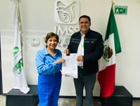 Imagen Alcalde de Lerdo entrega documentos del terreno que dona al IMSS para nuevo hospital en Lerdo