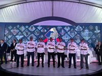 Los exelementos de Unión Laguna en diferentes etapas, Juan Manuel Palafox y Ramón Orantes (cuarto y quinto de izquierda a derecha), fueron incluidos en esta espectacular gala que realiza la Liga Mexicana de Beisbol para reconocer la trayectoria de los peloteros.