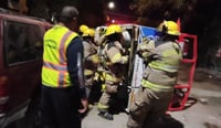 Imagen Camioneta cargada con tanques de gas sufre volcadura y choca contra unidad estacionada