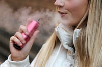 Imagen Exhortan a reforzar campañas para prevenir en niños y jóvenes uso de vapeadores