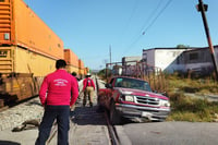 Imagen Tren impacta camioneta en Ramos Arizpe dejando solo daños en las vías