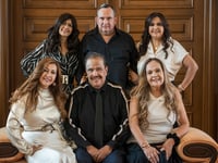 Los hermanos Jorge, Lety, Sandra, Carmen, Silvia y Pablo Torres Fernández.- Érick Sotomayor Fotografía.