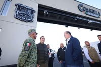 Imagen Inaugura gobernador de Coahuila primer arco de seguridad carretero