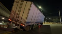 Imagen Tráiler queda atrapado en paso a desnivel Mieleras