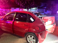 Imagen De madrugada, joven roba auto estacionado en gasolinera y choca contra una casa al intentar escapar