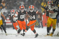 El corredor Nick Chubb (24) logró un espectacular touchdown con el reloj encima y entre la nieve que cubrió el campo del Huntington Bank Field, para darle un importante triunfo a Cleveland frente a su gente.