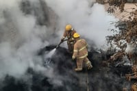 Imagen Se incendia caja de tráiler y postes almacenados en una propiedad de Lerdo