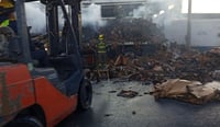 Imagen Incendio en plataforma cargada de cartón provoca cierre vial y pérdidas