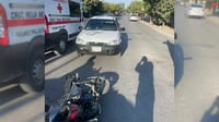 Imagen Camioneta arrolla a motociclista en Gómez Palacio y lo manda al hospital