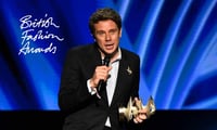 Jonathan Anderson en su discurso tras recibir el galardón a Mejor Diseñador del Año en los premios de la moda británica. Foto: Getty Images