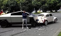 Cheque entre Cybertruck y un 'Vochito' de Volkswagen (CAPTURA)