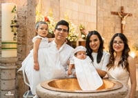 El pequeño Alejandro junto a sus papás Luis Alfredo Gómez Montalvo e Iraida Nayely Mexica Sánchez, su hermana Jimena Gómez Mexica y su madrina Irais Mexica Sánchez.