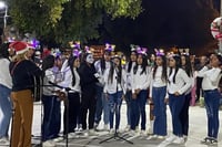 Imagen Encendido del pino navideño en Mayrán inicia las celebraciones decembrinas