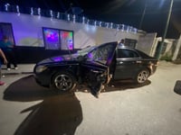 Imagen Conductor abre la puerta de su auto estacionado y provoca accidente en Gómez Palacio