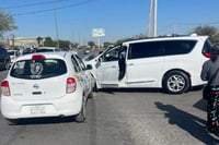 Imagen Conductora no respeta alto y choca contra taxi en Gómez Palacio