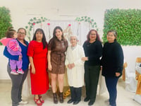 En esta fotografía, Almendra Zafiro está junto a su familia paterna. La
acompañan Esmeralda C, Vero S, Noehmi G, Ruby C y Judith C.