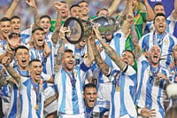 El astro argentino Lionel Messi levantó la Copa América 2024 llevada a cabo en territorio estadounidense, logrando así el bicampeonato continental, algo que no conseguía desde finales del siglo pasado y con lo que confirmaron su poder en el continente americano.