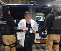 Imagen Detienen a falsa doctora en IMSS Durango; medicaba a familiares de pacientes para robarlos