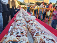 Miles de laguneros se reunieron en
la Plaza Mayor para poder degustar
un pedazo de la mega rosca, al igual
de probar un exquisito chocolate.