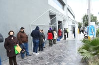 Ayer, a usuarios los mantuvieron a la intemperie haciendo fila y esperando su turno para ser atendidos en el área de Farmacia. (EL SIGLO DE TORREÓN)