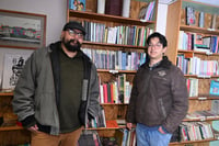 A cargo. Fernando de la Vara y Caleb Landaverde son los encargados de recibir a los creyentes de los libros.