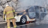 Imagen Familia ilesa tras incendio de camioneta en carretera de Arteaga