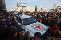 Un convoy de la Cruz Roja llega a la ciudad de Gaza para recoger a los rehenes israelíes liberados tras la entrada en vigor de un acuerdo de alto el fuego entre Israel y Hamás, el domingo 19 de enero de 2025. (Foto AP/Abed Hajjar)