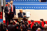 El presidente de Estados Unidos, Donald Trump (C), junto al vicepresidente estadounidense, JD Vance (2-I), mientras firma una serie de decretos en el escenario durante un acto inaugural presidencial en el Capitol One Arena en Washington, DC, EE.UU., el 20 de enero de 2025. EFE/EPA/ALLISON DINNER