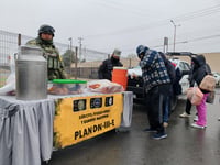 Imagen Elementos del Ejército y la Guardia Nacional reparten bebidas calientes y alimentos en hospitales