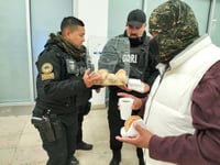 Imagen Apoya Ayuntamiento con bebidas y alimentos a ciudadanos a las afueras del IMSS 51 y el Nuevo Hospital General