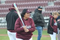 La maestra Olivia hizo una pausa en el intenso trabajo que realiza con las
jugadoras niñas y jóvenes, para uniformarse de Guinda. (Especial)