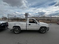 Camioneta la marca Chevrolet, línea Silverado, modelo 2003, color blanco. 