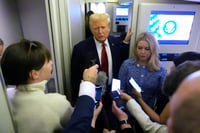 El presidente Donald Trump habla con periodistas a bordo del Air Force One en ruta de Miami a la Base Conjunta Andrews, Maryland, el 27 de enero de 2025, mientras la secretaria de prensa de la Casa Blanca, Karoline Leavitt, escucha. (AP Foto/Mark Schiefelbein, Archivo)


