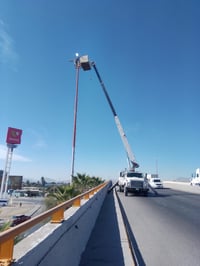 Imagen Modernizan alumbrado público en los puentes del bulevar Ejército Mexicano