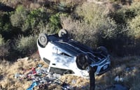 Imagen Conductor abandona su auto luego de caer a un arroyo