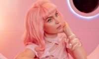 Imagen Los calentadores peludos de Belinda que elevan su outfit rosa