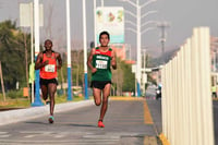 El duranguense Juan Carlos Carvajal Meza (derecha) pretende llevarse la competencia este domingo del Medio Maratón 21 K El Siglo de Torreón.