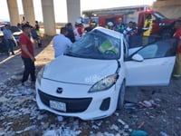 Imagen Volcadura deja dos personas prensadas en la antigua carretera Torreón-San Pedro