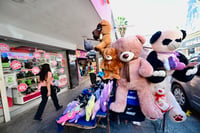 Regalos. Las calles del Centro Histórico de Torreón se han llenado de osos de peluche, perfumes, rosas y regalos para el día de San Valentín. (EL SIGLO DE TORREÓN)