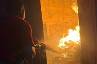 Imagen Apoyan bomberos de San Pedro a trabajos para sofocar incendio en Casa Madero