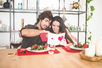 Crear una experiencia íntima con tu pareja no solo está ligada a lo que comemos, se trata también de crear un ambiente en el que ambos se sientan cómodos y se disfruten mutuamente.