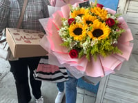 Imagen 'Le andamos haciendo al cupido' jovencitas compran regalos para la novia de un familiar