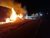 Imagen Se incendia tráiler con carga de alimento para ganado en Lerdo