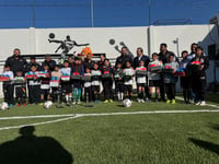 Imagen Entregan cancha de futbol en Torreón para niños y jóvenes