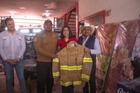 Imagen Entrega Canaco Madero donativo al Cuerpo de Bomberos gracias a programa de Redondeo