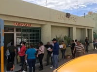 Usuarios deUMF80 del IMSS del turno vespertino señalaron que deben ir a anotarse desde las seis de la mañana para consulta. (EL SIGLO DE TORREÓN)