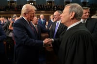 El presidente Donald Trump, a la izquierda, saluda al presidente de la Corte Suprema, John Roberts, a la derecha, cuando llega para dirigirse a una sesión conjunta del Congreso en el Capitolio en Washington. AP