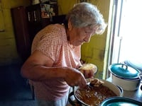 Abuelita lagunera lucha porque su negocio de gorditas no termine